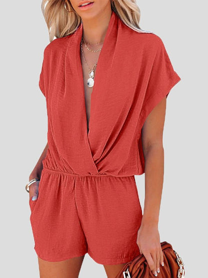 Jumpsuit mit tiefem Ausschnitt und überkreuzten Taschen für eine lockere Passform.