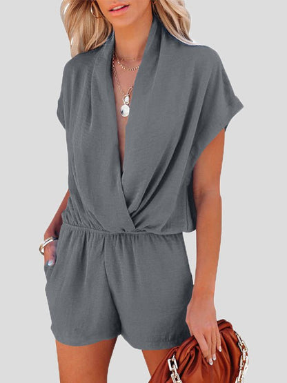 Jumpsuit mit tiefem Ausschnitt und überkreuzten Taschen für eine lockere Passform.