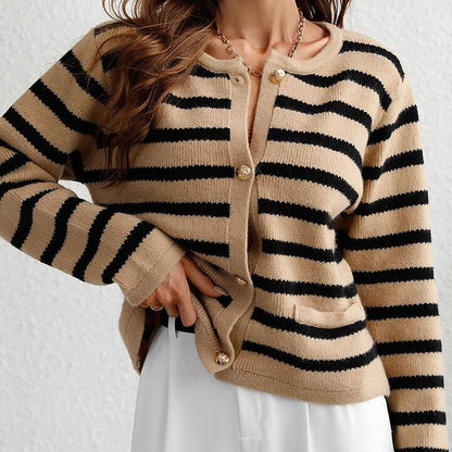 Nina - Trendige Herbststrickjacke mit goldenen Knöpfen für Frauen